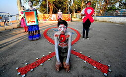 Varios niños conmemoran el Día Mundial del Sida el 1 de diciembre de 2021 en Kolkata (India).