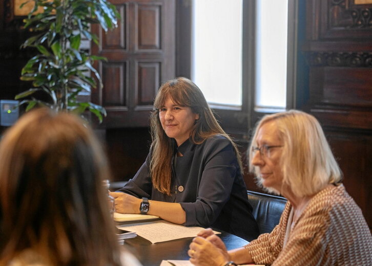 Laura Borràs, al inicio de la reunión de la Mesa del Parlament.