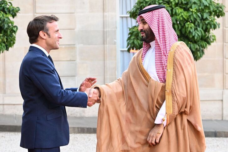 Macron estrecha la mano de Bin Salman en el Elíseo. 