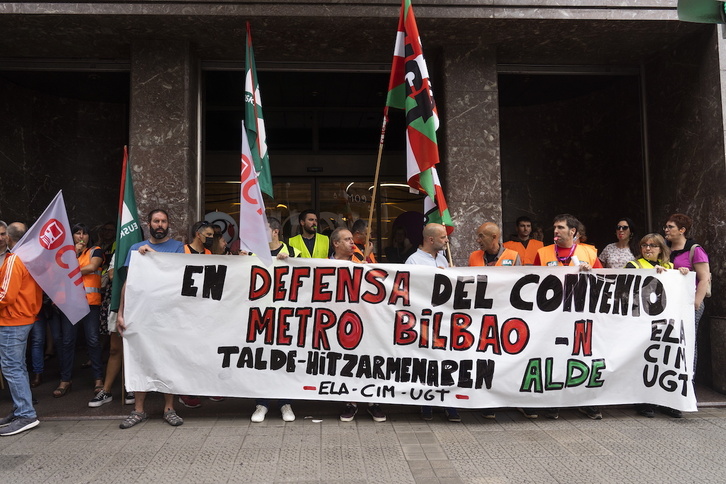 Protesta de los trabajadores de Metro Bilbao ante la sede de la empresa, en la calle Nafarroa. 