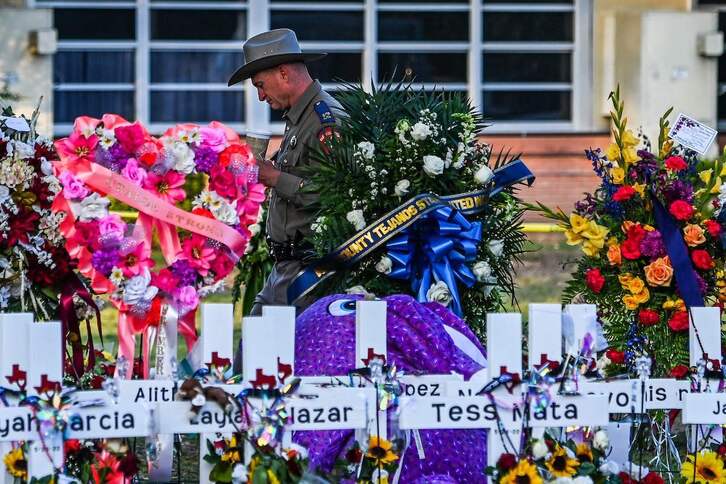 Un agente de Policía pasa el pasado 28 de mayo por el memorial instalado a la entrada de la escuela Robb Elementary School.