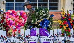 Un agente de Policía pasa el pasado 28 de mayo por el memorial instalado a la entrada de la escuela Robb Elementary School.