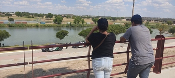 Cada día, cientos de personas se acercan a la orilla mexicana del río Bravo en Piedras Negras para observar la situación antes de cruzar hacia EEUU.