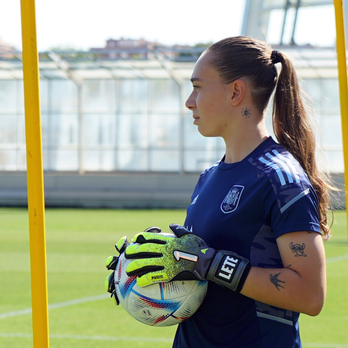 Elene Lete sufre una lesión muscular que le obliga a volver a casa.