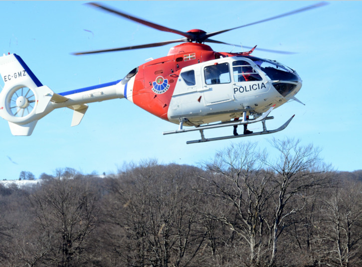 Una montañera es rescatada en helicoptero tras sufrir un accidnete en Aizkorri.