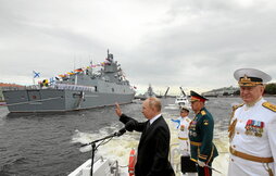 El presidente ruso, Vladimir Putin, saluda durante el desfile naval que se desarrolló ayer en San Petersburgo.