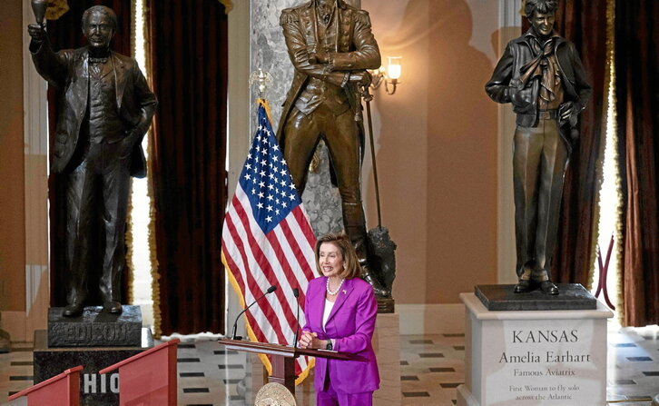 Nancy Pelosi interviene durante la inauguración de una estatua de la aviadora Amelia Earhart en el Capitolio el 27 de julio.