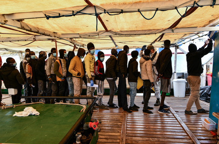 Personas migrantes rescatadas por el Open Arms se aprestan a desembarcar en el puerto siciliano de Augusta, en una imagen de archivo. 