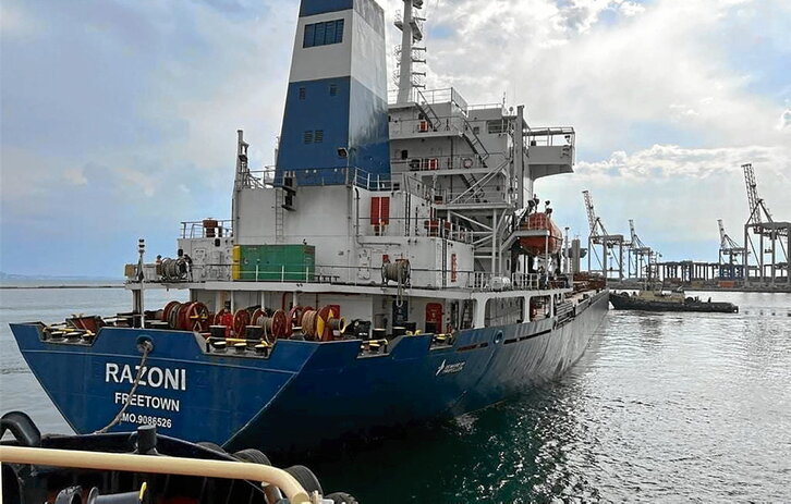 El buque de carga seca Razoni, con bandera de Sierra Leona, parte del puerto de Odessa.