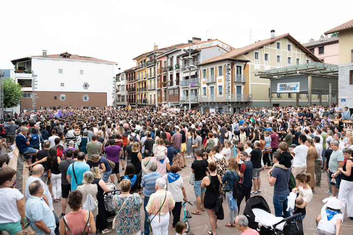 Multitudinaria concentración en Villabona el pasado domingo contra las agresiones machistas.