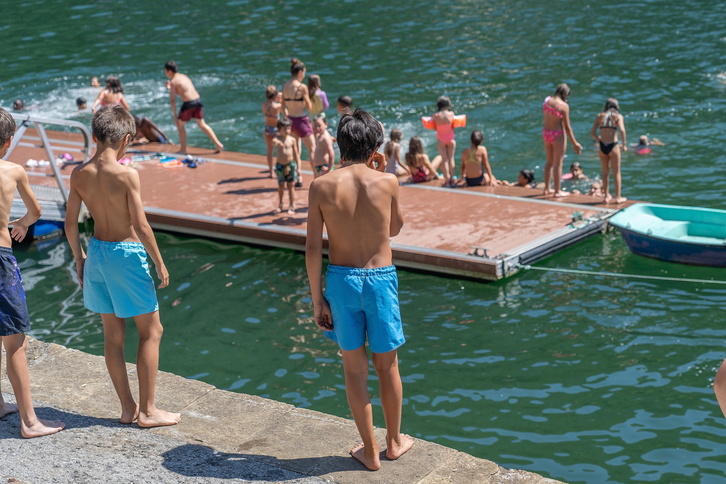 Niños y niñas se refrescan en la bahía de Pasaia ante la nueva subida de las temperaturas.