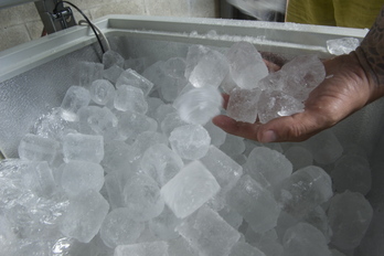 Detalle de una bolsa de cubos de hielo en un supermercado tras la falta de estos por la gran demanda.
