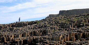 Unescok babesturiko erraldoien galtzada da Ipar Irlandako mugarririk ezagunena.