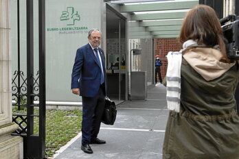 El consejero de Economía y Hacienda, Pedro Azpiazu, a la entrada del Parlamento antes de un pleno.