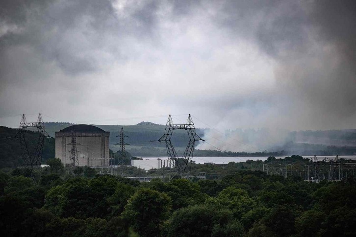 La planta nuclear de Brenniliz, en Bretaña, el pasado 20 de julio, cuando se registró un incendio forestal en sus inmediaciones.
