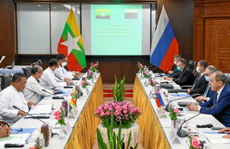 Imagen de la reunión celebrada el pasado 3 de agosto entre los ministros de Exteriores de Rusia, Sergey Lavrov (d) y de Myanmar, Wunna Maung Lwin, y sus respectivos equipos en Naipyidó.