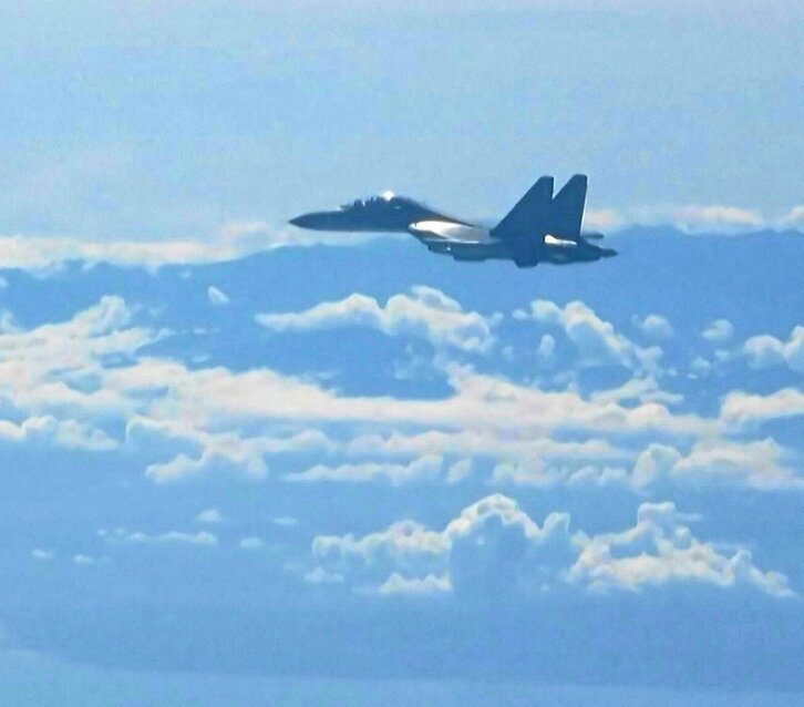 Un caza militar chino sobrevuela el estrecho de Taiwán.