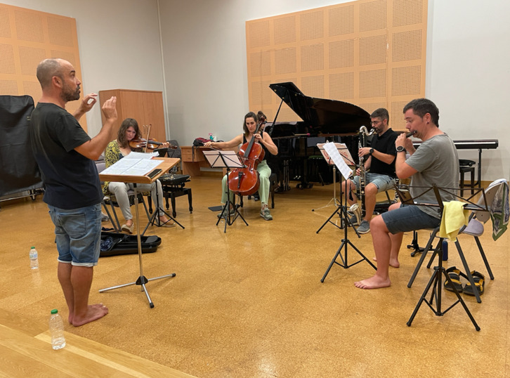 Iker Sánchez dirige a la formación Bilbao Sinfonietta en un ensayo.
