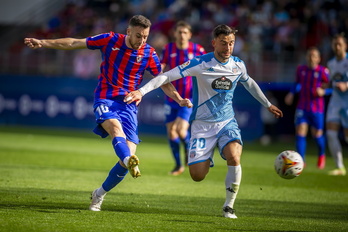 Edu Expósito despeja el balón en un partido contra el Lugo.