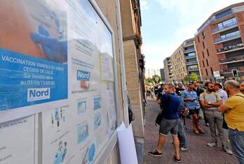 Personas esperan en fila para recibir la vacuna contra la viruela del mono en Lille, Estado francés.