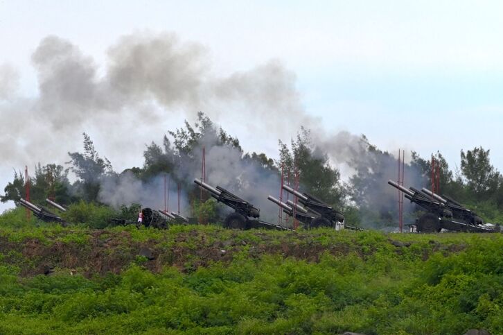El Ejército de Taiwán dispara obuses durante un simulacro de fuego real en el condado de Pingtung este 9 de agosto.