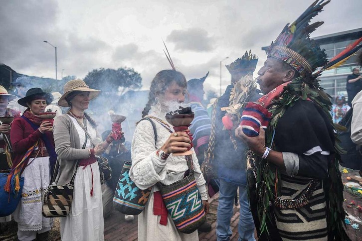 Kolonbiako indigenak, zin-egite sinboliko baten zeremonian.