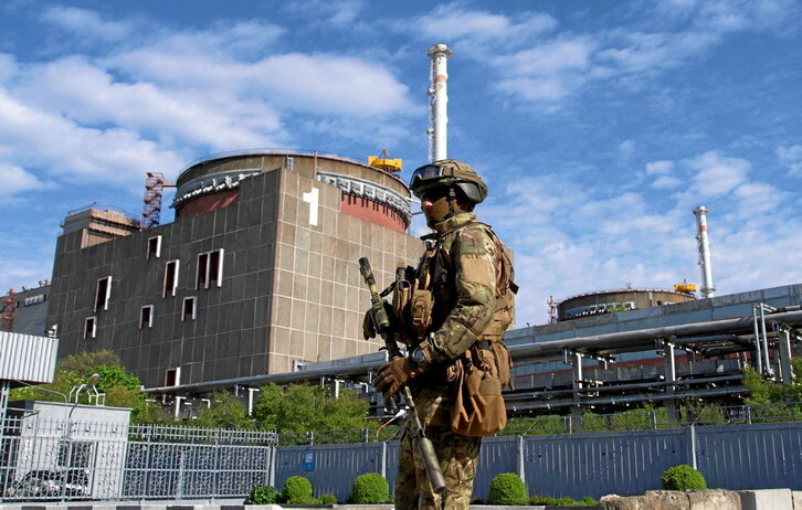 Imagen de archivo de un soldado ruso patrullando en las instalaciones de la central nuclear de Zaporiyia, en Energodar.