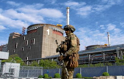 Imagen de archivo de un soldado ruso patrullando en las instalaciones de la central nuclear de Zaporiyia, en Energodar.