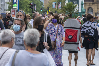 Gente caminando por Donostia en julio de 2021, cuando todavía era obligatorio el uso de mascarillas en la calle.