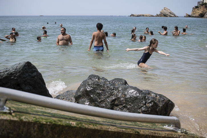 Un refrescante baño en las aguas de Biarritz durante este caluroso jueves.