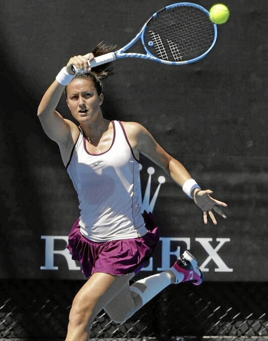 Lara Arruabarrena golpea una pelota.