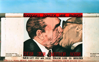 El grafitti con el beso entre Brezhnev y Honecker en el muro de Berlín.