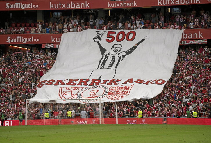 Tribuna Norte desplegó una gran pancarta como homenaje a Iker Muniain por sus 500 partidos.