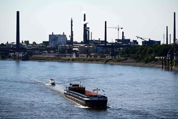 Un barco parcialmente cargado con contenedores navega por el Rin, a la altura de Duisburg, el pasado 9 de agosto.