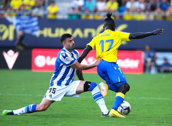 Rico trata de obstruir la carrera de Mabil, jugador del Cádiz. 