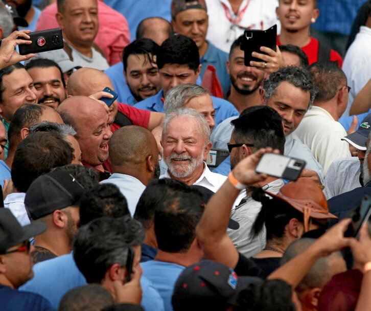 Lula saluda a sus seguidores en Sao Bernardo do Campo.