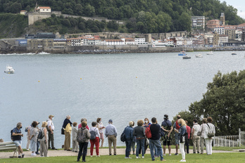 Un grupo de turistas en los jardines del palacio de Miramar.