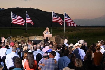 La congresista Liz Cheney habla en Jackson a sus seguidores, entre ellos su padre y exvicepresidente de EEUU.