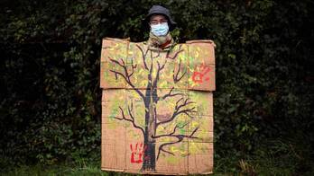 Manifestante durante una protesta para salvar al bosque llevada a cabo en octubre de 2020 en Lannemezan.