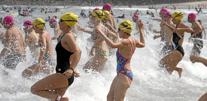 En la página anterior, comienzo de la travesía a nado desde Zurriola hasta La Concha. Sobre este texto, desembarco pirata, waterpolo en «la mejor piscina de Europa» y la bahía como tribuna y marco para los fuegos.