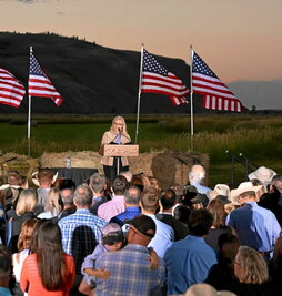 Cheney habla a sus seguidores en la noche electoral.