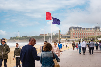 La bandera violeta por contaminación ondea en la playa de Biarritz junto al pabellón rojo que alerta del mal estado de la mar