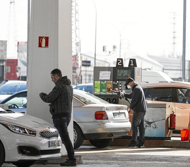 Repostando en una gasolinera de Gasteiz.