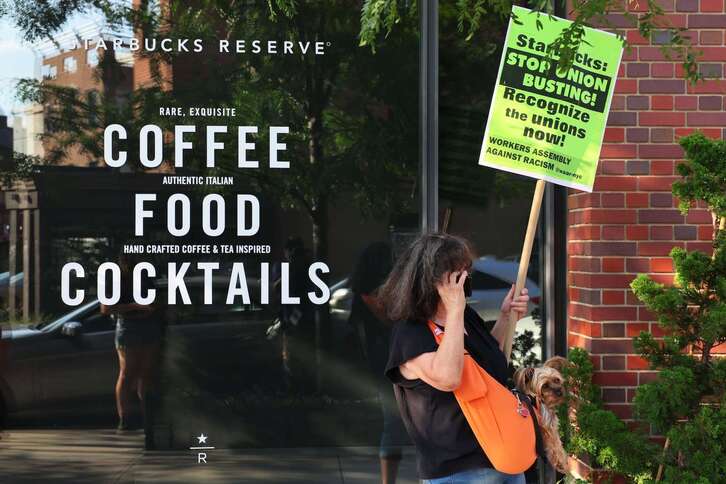 Una mujer participa en una protesta contra las prácticas antisindicales de Starbucks, en Nueva York. 