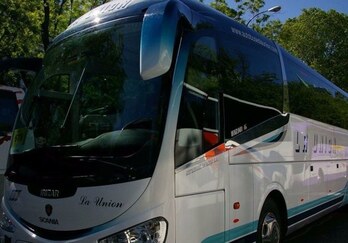 Autobuses La Unión-en kaleratzeak salatu ditu ELAk.