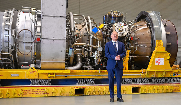 Olaf Scholz posa ante una turbina del oleoducto Nord Stream 1 durante una visita a la planta de Siemens en Muelheim an der Ruhr el pasado 3 de agosto.