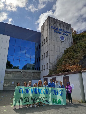 Trabajadores en huelga ante las instalaciones del Club Natación de Iruñea.