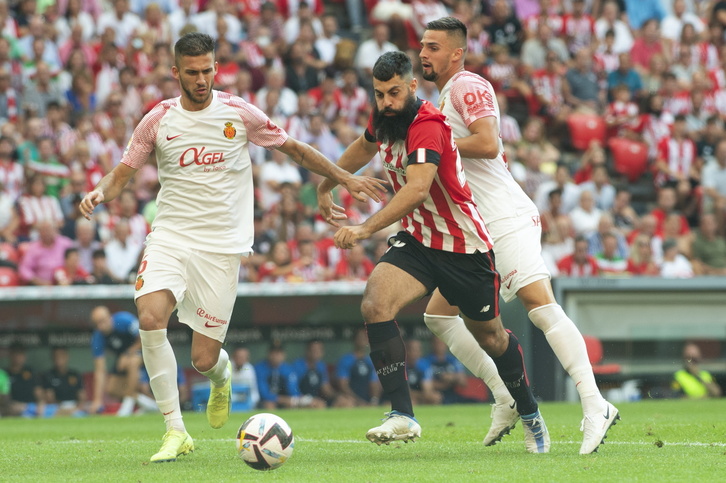 Villalibre conduce el balón ante los rivales del Mallorca en la primera jornada de la temporada 2022-2023