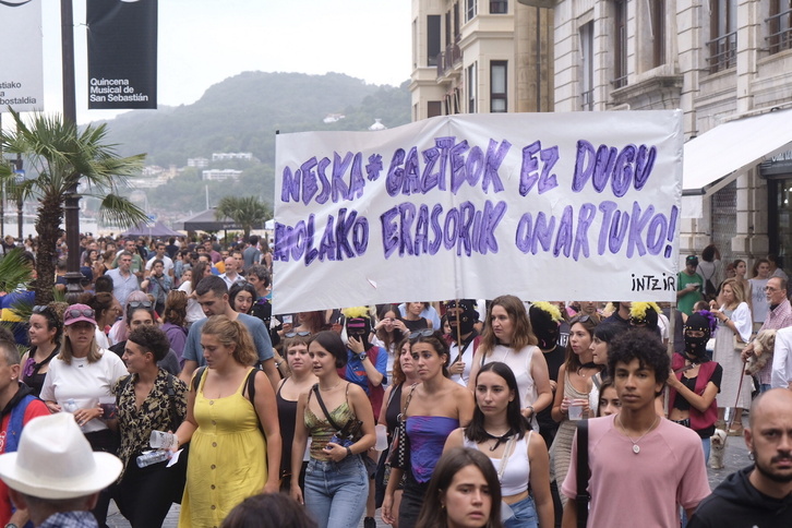 Pancarta en Donostia contra las agresiones machistas.
