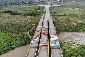 En el puente internacional de Tienditas se colocaron varios contenedores para bloquear el tránsito de vehículos.